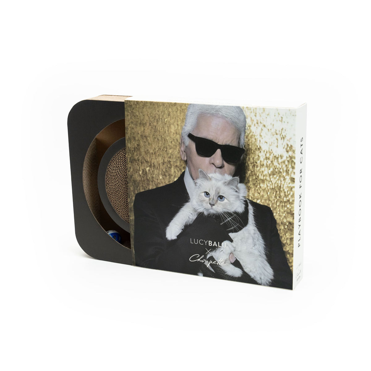 Katze sitzt neben dem Spielbrett im Karl-Lagerfeld-Design – mit robuster Wellpappe und Ballbahn.